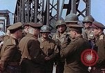 Immagine di Americani e russi funzionari militari soddisfare Torgau Germania, 1945, secondo 59 filmato di repertorio 65675036089