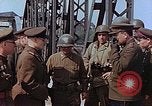 Immagine di Americani e russi funzionari militari soddisfare Torgau Germania, 1945, secondo 60 filmato di repertorio 65675036089