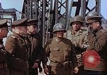 Immagine di Americani e russi funzionari militari soddisfare Torgau Germania, 1945, secondo 61 filmato di repertorio 65675036089