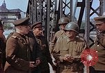 Immagine di Americani e russi funzionari militari soddisfare Torgau Germania, 1945, secondo 62 filmato di repertorio 65675036089