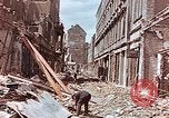 Immagine di Distrutto e gli edifici danneggiati Colonia Germania, 1945, secondo 4 filmato di repertorio 65675036098
