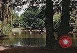 Immagine di Il laghetto nel parco pubblico Colonia Germania, 1945, secondo 19 filmato di repertorio 65675036099