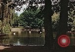 Immagine di Il laghetto nel parco pubblico Colonia Germania, 1945, secondo 21 filmato di repertorio 65675036099