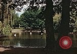 Immagine di Il laghetto nel parco pubblico Colonia Germania, 1945, secondo 22 filmato di repertorio 65675036099