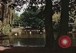 Immagine di Il laghetto nel parco pubblico Colonia Germania, 1945, secondo 29 filmato di repertorio 65675036099