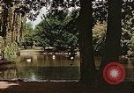 Immagine di Il laghetto nel parco pubblico Colonia Germania, 1945, secondo 32 filmato di repertorio 65675036099