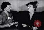 Image Conseil de sécurité sociale accorde de l'aide Parma Ohio USA, 1944, de la seconde 19 séquences d'archives historiques vidéo 65675036125