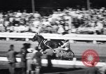 Standbild Mais Quaste Derby Kabelbaum Pferderennen Goshen New York USA, 1944, aus Sekunde 56 historischem Filmmaterial Videoclip 65675036126