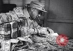 Standbild Gold Miner Streiks Es Rich Toronto Ontario Kanada, 1946, aus Sekunde 28 historischem Filmmaterial Videoclip 65675036131
