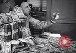 Standbild Gold Miner Streiks Es Rich Toronto Ontario Kanada, 1946, aus Sekunde 35 historischem Filmmaterial Videoclip 65675036131