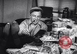 Standbild Gold Miner Streiks Es Rich Toronto Ontario Kanada, 1946, aus Sekunde 46 historischem Filmmaterial Videoclip 65675036131
