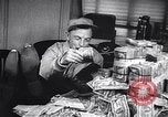 Standbild Gold Miner Streiks Es Rich Toronto Ontario Kanada, 1946, aus Sekunde 49 historischem Filmmaterial Videoclip 65675036131
