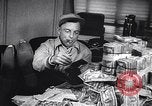 Standbild Gold Miner Streiks Es Rich Toronto Ontario Kanada, 1946, aus Sekunde 51 historischem Filmmaterial Videoclip 65675036131