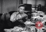 Standbild Gold Miner Streiks Es Rich Toronto Ontario Kanada, 1946, aus Sekunde 52 historischem Filmmaterial Videoclip 65675036131
