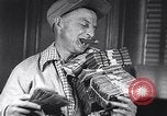 Standbild Gold Miner Streiks Es Rich Toronto Ontario Kanada, 1946, aus Sekunde 56 historischem Filmmaterial Videoclip 65675036131