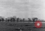 Immagine di Stati Uniti aviatori uccisi dai tedeschi Gombsheim Parigi Francia, 1945, secondo 7 filmato di repertorio 65675036157