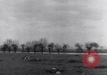 Immagine di Stati Uniti aviatori uccisi dai tedeschi Gombsheim Parigi Francia, 1945, secondo 8 filmato di repertorio 65675036157