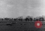 Immagine di Stati Uniti aviatori uccisi dai tedeschi Gombsheim Parigi Francia, 1945, secondo 14 filmato di repertorio 65675036157