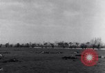 Immagine di Stati Uniti aviatori uccisi dai tedeschi Gombsheim Parigi Francia, 1945, secondo 19 filmato di repertorio 65675036157