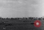 Immagine di Stati Uniti aviatori uccisi dai tedeschi Gombsheim Parigi Francia, 1945, secondo 20 filmato di repertorio 65675036157
