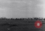 Immagine di Stati Uniti aviatori uccisi dai tedeschi Gombsheim Parigi Francia, 1945, secondo 21 filmato di repertorio 65675036157