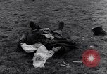 Immagine di Stati Uniti aviatori uccisi dai tedeschi Gombsheim Parigi Francia, 1945, secondo 30 filmato di repertorio 65675036157