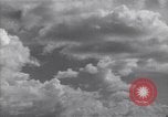 Image les nuages dans le ciel l'île de Bougainville en Papouasie-Nouvelle-Guinée, 1943, de la seconde 7 séquences d'archives historiques vidéo 65675036174