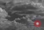 Image les nuages dans le ciel l'île de Bougainville en Papouasie-Nouvelle-Guinée, 1943, de la seconde 8 séquences d'archives historiques vidéo 65675036174