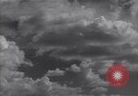 Image les nuages dans le ciel l'île de Bougainville en Papouasie-Nouvelle-Guinée, 1943, de la seconde 9 séquences d'archives historiques vidéo 65675036174