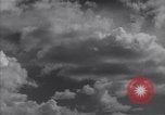 Image les nuages dans le ciel l'île de Bougainville en Papouasie-Nouvelle-Guinée, 1943, de la seconde 11 séquences d'archives historiques vidéo 65675036174