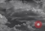 Image les nuages dans le ciel l'île de Bougainville en Papouasie-Nouvelle-Guinée, 1943, de la seconde 12 séquences d'archives historiques vidéo 65675036174
