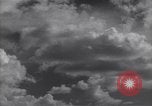 Image les nuages dans le ciel l'île de Bougainville en Papouasie-Nouvelle-Guinée, 1943, de la seconde 13 séquences d'archives historiques vidéo 65675036174