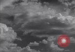Image les nuages dans le ciel l'île de Bougainville en Papouasie-Nouvelle-Guinée, 1943, de la seconde 14 séquences d'archives historiques vidéo 65675036174