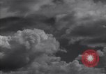Image les nuages dans le ciel l'île de Bougainville en Papouasie-Nouvelle-Guinée, 1943, de la seconde 18 séquences d'archives historiques vidéo 65675036174
