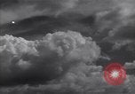 Image les nuages dans le ciel l'île de Bougainville en Papouasie-Nouvelle-Guinée, 1943, de la seconde 20 séquences d'archives historiques vidéo 65675036174