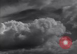 Image les nuages dans le ciel l'île de Bougainville en Papouasie-Nouvelle-Guinée, 1943, de la seconde 21 séquences d'archives historiques vidéo 65675036174