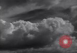 Image les nuages dans le ciel l'île de Bougainville en Papouasie-Nouvelle-Guinée, 1943, de la seconde 22 séquences d'archives historiques vidéo 65675036174