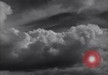 Image les nuages dans le ciel l'île de Bougainville en Papouasie-Nouvelle-Guinée, 1943, de la seconde 23 séquences d'archives historiques vidéo 65675036174