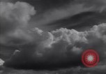Image les nuages dans le ciel l'île de Bougainville en Papouasie-Nouvelle-Guinée, 1943, de la seconde 25 séquences d'archives historiques vidéo 65675036174