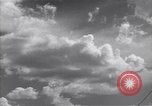 Image les nuages dans le ciel l'île de Bougainville en Papouasie-Nouvelle-Guinée, 1943, de la seconde 30 séquences d'archives historiques vidéo 65675036174