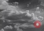 Image les nuages dans le ciel l'île de Bougainville en Papouasie-Nouvelle-Guinée, 1943, de la seconde 34 séquences d'archives historiques vidéo 65675036174