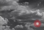 Image les nuages dans le ciel l'île de Bougainville en Papouasie-Nouvelle-Guinée, 1943, de la seconde 36 séquences d'archives historiques vidéo 65675036174