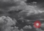 Image les nuages dans le ciel l'île de Bougainville en Papouasie-Nouvelle-Guinée, 1943, de la seconde 37 séquences d'archives historiques vidéo 65675036174