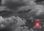 Image les nuages dans le ciel l'île de Bougainville en Papouasie-Nouvelle-Guinée, 1943, de la seconde 38 séquences d'archives historiques vidéo 65675036174