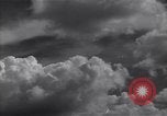 Image les nuages dans le ciel l'île de Bougainville en Papouasie-Nouvelle-Guinée, 1943, de la seconde 39 séquences d'archives historiques vidéo 65675036174
