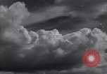 Image les nuages dans le ciel l'île de Bougainville en Papouasie-Nouvelle-Guinée, 1943, de la seconde 41 séquences d'archives historiques vidéo 65675036174