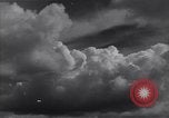 Image les nuages dans le ciel l'île de Bougainville en Papouasie-Nouvelle-Guinée, 1943, de la seconde 42 séquences d'archives historiques vidéo 65675036174