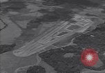 Standbild Carney Feld Start- und Landebahn Guadalcanal Salomonen, 1944, aus Sekunde 28 historischem Filmmaterial Videoclip 65675036192