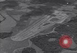 Standbild Carney Feld Start- und Landebahn Guadalcanal Salomonen, 1944, aus Sekunde 29 historischem Filmmaterial Videoclip 65675036192