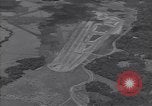 Standbild Carney Feld Start- und Landebahn Guadalcanal Salomonen, 1944, aus Sekunde 40 historischem Filmmaterial Videoclip 65675036192